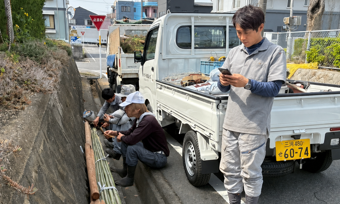 スマホで業務報告をしている様子
